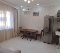 Люкс номер для семьи с большой кроватью и кухней в Гостевой дом