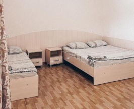 Номер стандарт с 1 односпальной и 1 двуспальной кроватью в Версаль 2
