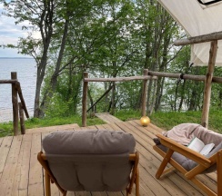 Двухместный Глэмпинг Эко с видом на озеро двуспальная кровать в Глэмпинг на озере Сиг