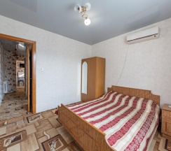 Комната комфорт с 2 односпальными и 1 двуспальной кроватью в Чайка