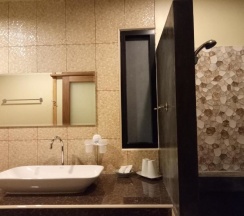 Двухместный номер Standard с видом на сад двуспальная кровать в Little Guest House Hotel