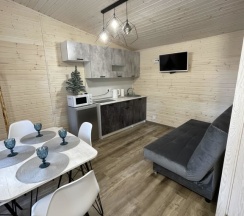 Коттедж с красивым видом из окна в Baza les