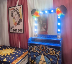 Кровать в 4-местном общем номере Чаплин в Дом Радости