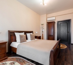 Двухместные апартаменты с 3 комнатами с балконом и с видом на море двуспальная кровать в Дом Москвы