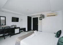 Двухместный номер Deluxe с балконом двуспальная кровать в Noble House Patong