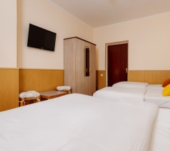 Стандарт с двуспальной  и двумя  односпальными кроватями до 4 гостей в Дельфин парк