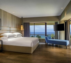 Двухместный люкс Deluxe с видом на море двуспальная кровать в Pullman Phuket Karon Beach Resort ex. Hilton Phuket Arcadia Resort