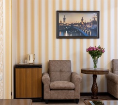 Люкс двухкомнатный без балкона в Golden House