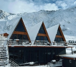 Шале с красивым видом из окна в Апартаменты Pyramid Kazbegi