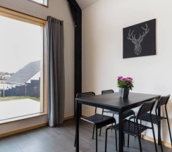 Двухместный коттедж двуспальная кровать в Family Barn Karvala