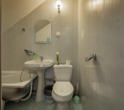 Номер стандарт с 1 односпальной и 1 двуспальной кроватью (мансарда) в Изумруд