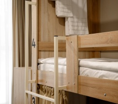 Кровать в 4-местном общем мужском номере в Pillow Hostel