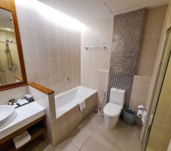 Двухместный люкс Deluxe с балконом двуспальная кровать в Grand Garden Hotel & Residence