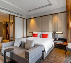 Двухместный люкс Executive с видом на бассейн двуспальная кровать в Villa Deva Resort & Hotel Bangkok