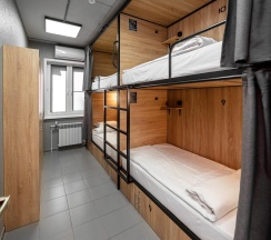 Кровать в мужском 4-местном номере (удобства на этаже) в Sleep box