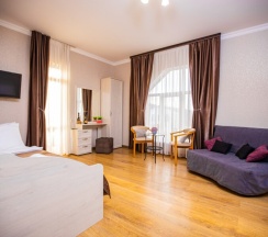 Стандарт 5-местный с двуспальной и односпальной кроватями и балконом в Джульетта