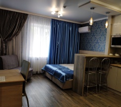 Трёхместная студия Comfort с красивым видом из окна (двуспальная кровать) в Апартаменты Трехместная Студия с видом на Озеро и Колесо Обозрения МО / 1