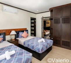 Трёхместный номер Standard с балконом и с красивым видом из окна в Апартаменты OMNIA  Phuket - Waterfront Karon