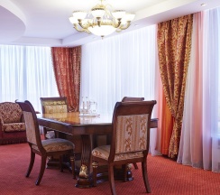 Номер люкс семейный в Azimut Отель Ставрополь