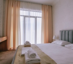 Двухместный люкс с 2 комнатами с видом на море двуспальная кровать в Нарт