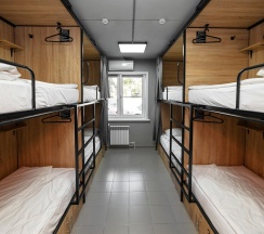 Кровать в общем 8-местном номере (удобства на этаже) в Sleep box