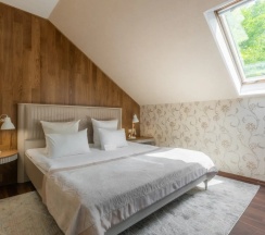 Двухместный люкс мансарда №5 с 2 комнатами с красивым видом из окна двуспальная кровать в Лель