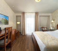 Номер стандарт с 1 двуспальной кроватью в Рождественский Дворик