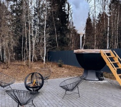 Большой дом Форест с чаном в окружении леса в Timeless