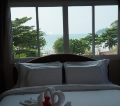 Двухместный номер Deluxe с балконом и с видом на море двуспальная кровать в Отель Kata Beachwalk