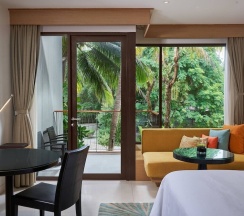 Двухместный номер Guest с балконом и с видом на сад двуспальная кровать в Renaissance Phuket Resort & Spa