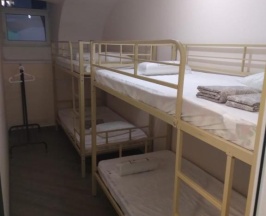 Кровать в 4-местном мужском номере (удобства на этаже) в Звездное небо