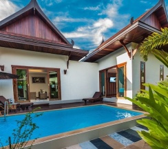 Вилла с балконом в Howard Johnson by Wyndham Phuket Naiyang