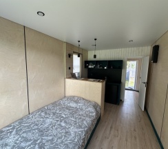 Двухместный Дом с террасой На берегу реки возле пирса с видом на реку двуспальная кровать в Semvoda