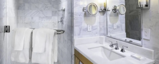Четырёхместный номер Deluxe с балконом и с видом на залив в Fontainebleau Miami Beach