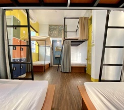 Кровать в общем номере с балконом в Bayhouse Hostel Penghu