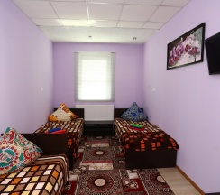 Кровать в 3-местном общем номере в Уютный дом