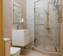 Двухместный номер Делюкс (двуспальная кровать) в Skyline Plaza Hotel