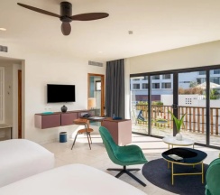 Четырёхместный номер cемейный смежный в The Aviary Hotel