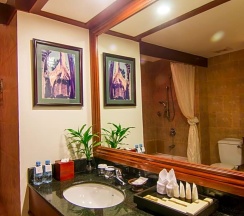 Двухместный номер Deluxe с балконом двуспальная кровать в Angkor Palace Resort & Spa