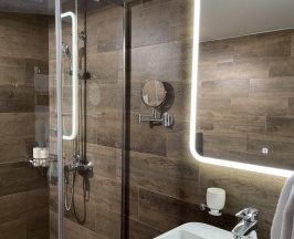 Номер полулюкс с 1 двуспальной кроватью в Adenium hotel