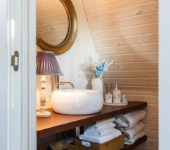 Синий А-фрейм с купелью в окружении леса в Timeless