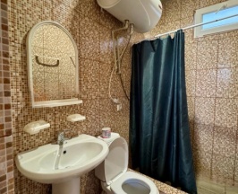 Трёхместный люкс с балконом и с красивым видом из окна в Южный