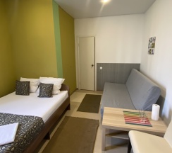 Стандартный номер с двухспальной кроватью и диваном в White House