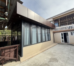 Семейный номер с двуспальной кроватью и 2 односпальными кроватями с кухней в BoxHouse