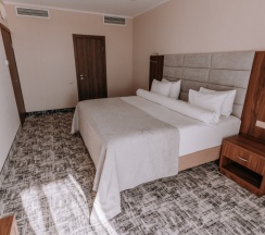Двухместный люкс с частичным видом на море двуспальная кровать в Grand hotel Anapa