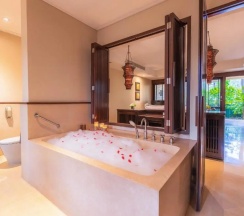 Двухместная вилла Premium Garden двуспальная кровать в Paradox Resort Phuket
