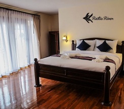 Номер Deluxe с балконом в Rustic River Boutique