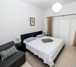 202 - Трехместный номер с балконом и боковым видом на море в Азов Инн