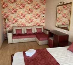 Трёхместный номер Comfort с балконом и с красивым видом из окна в Династия