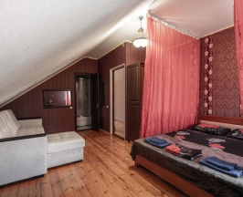 Номер стандарт с 1 двуспальной кроватью и диваном (мансарда) в Изумруд